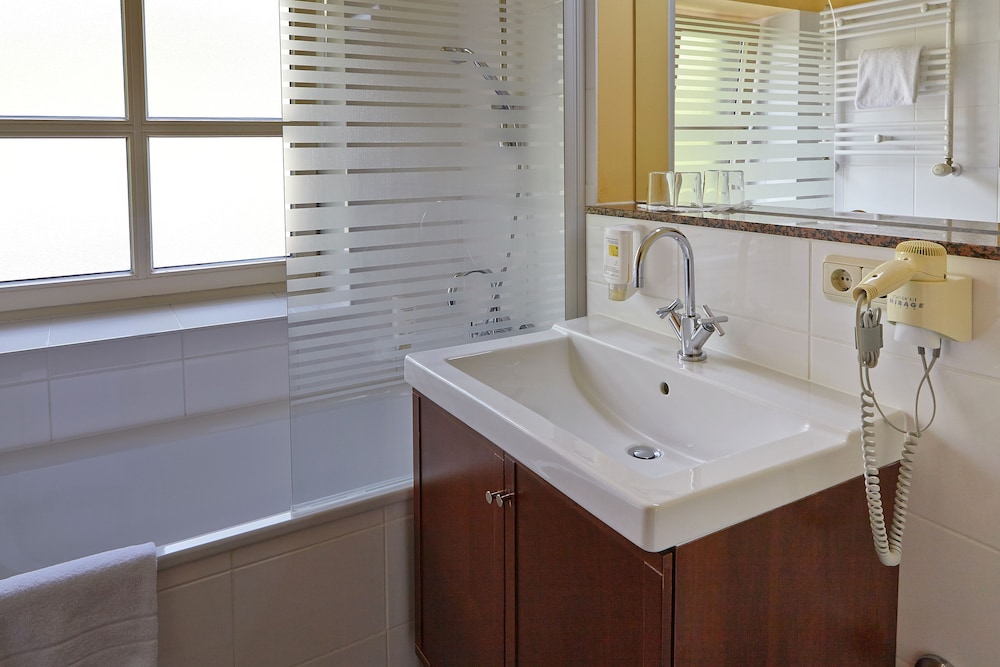 Deep soaking bathtub
