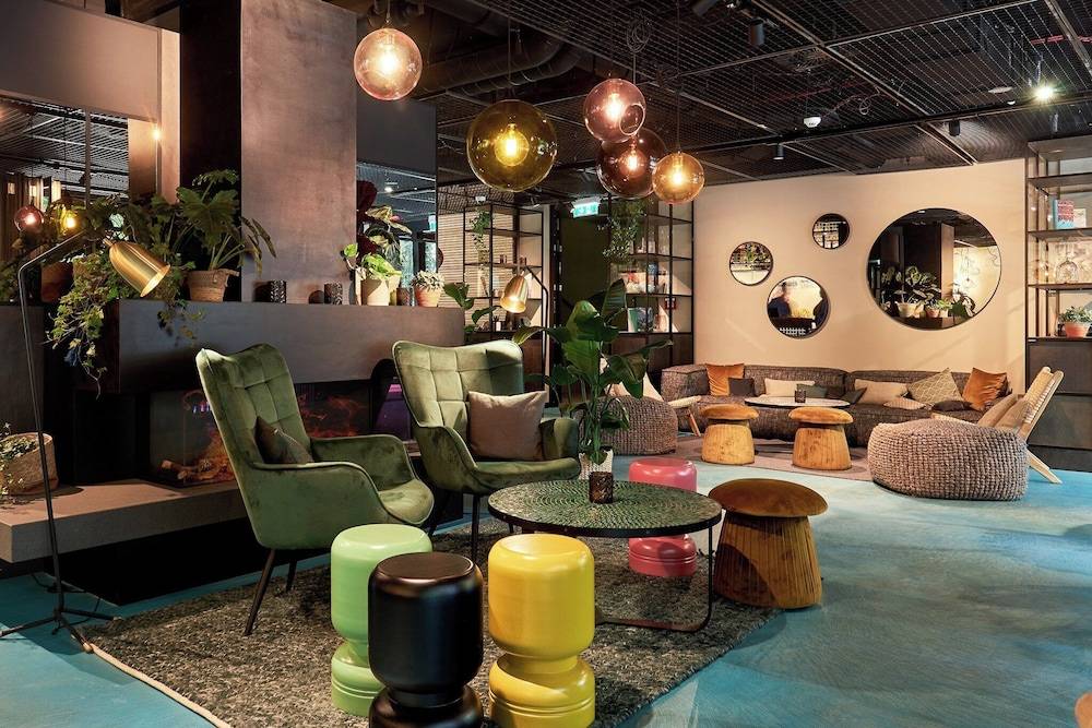 Lobby lounge