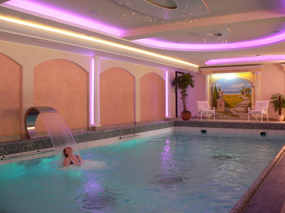 Exercise/lap pool