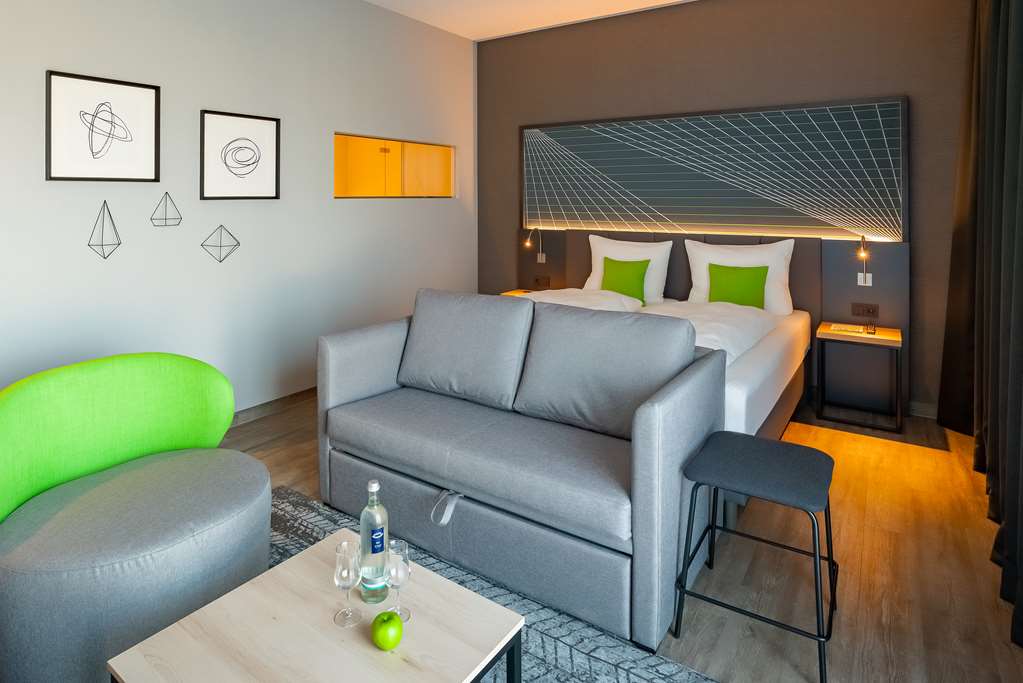 The 21 sqm standard double rooms are equipped with a double bed, free Wi-Fi, a bathroom with rain shower, hairdryer and make-up mirror, as well as a laptop safe with charging station, flat screen TV, Nespresso coffee machine.