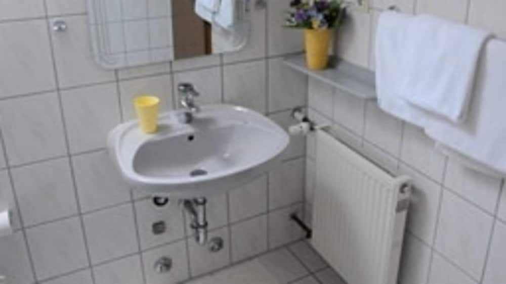 Bathroom sink