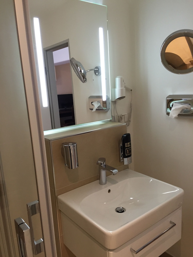 Bathroom sink