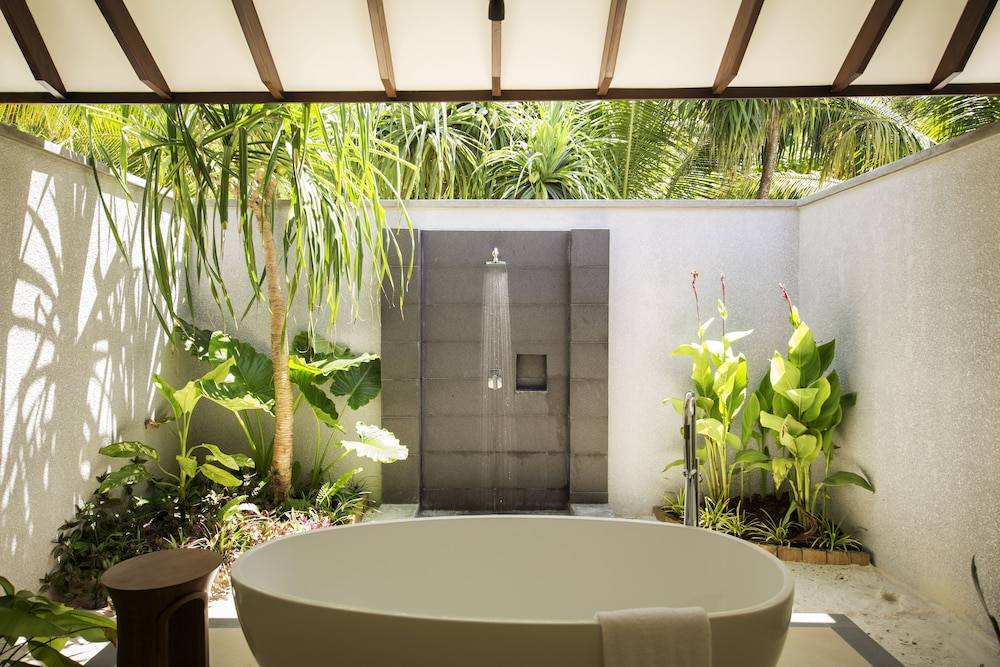 Deep soaking bathtub