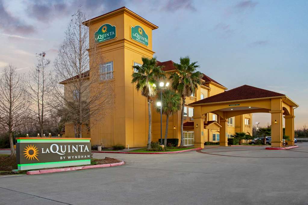La Quinta Inn & Suites by Wyndham Pearland Houston South - photo 2