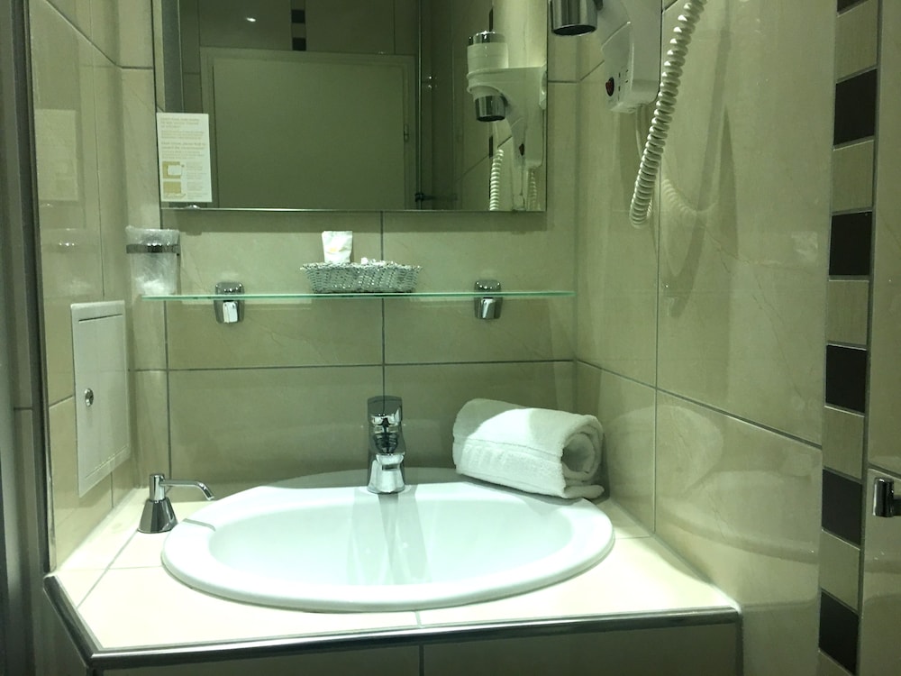 Bathroom sink
