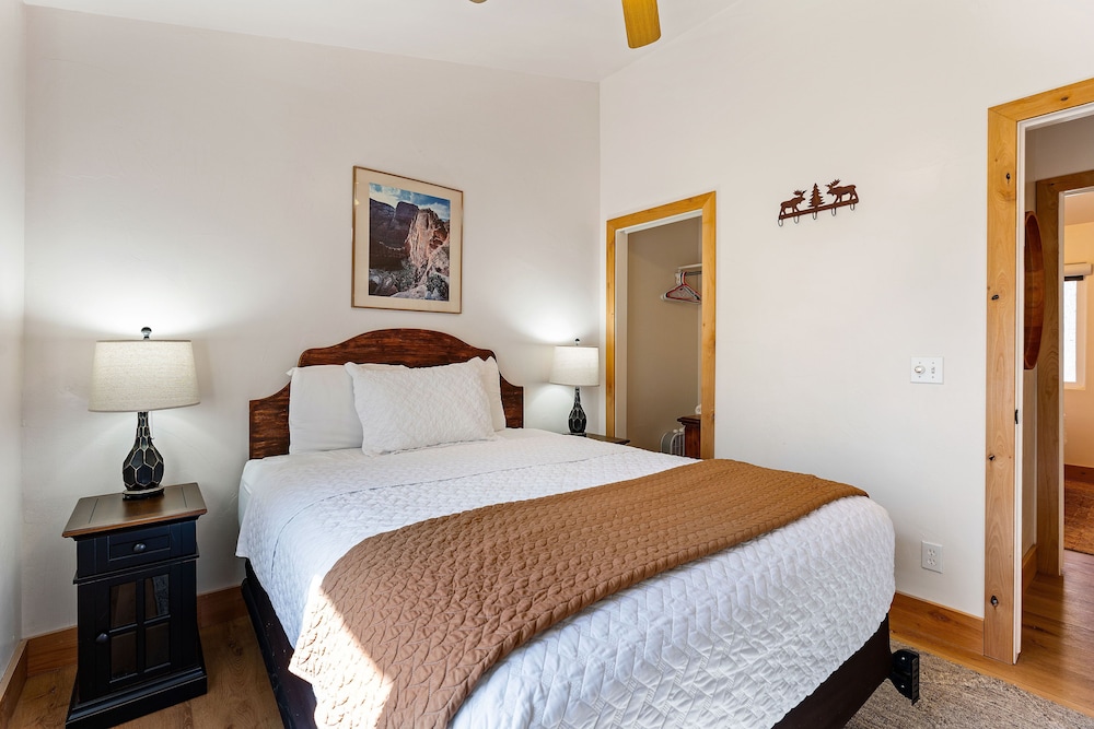 Duck Creek Village Inn - photo 4