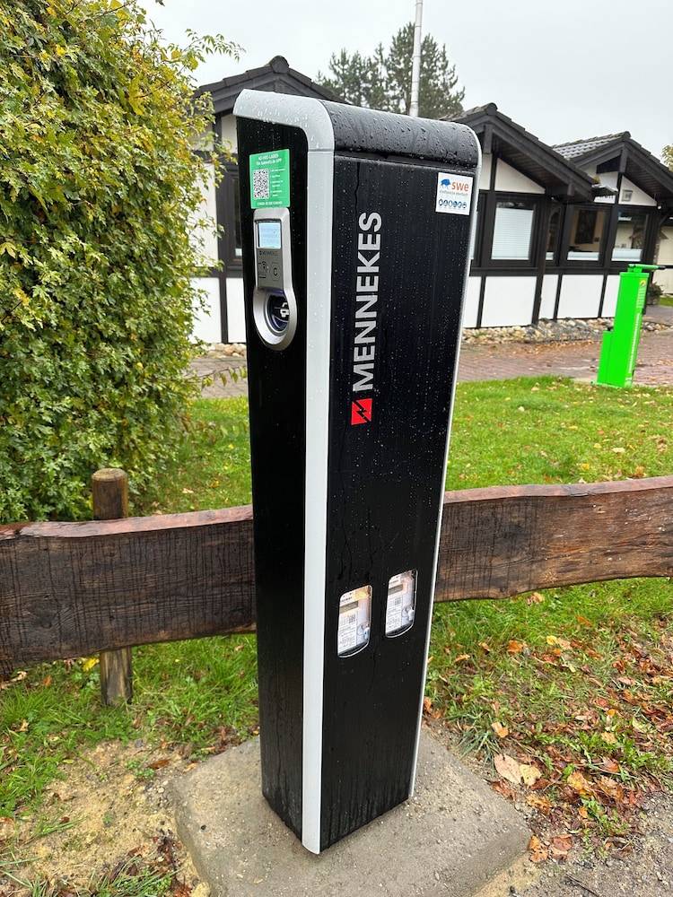 Electric vehicle charging station