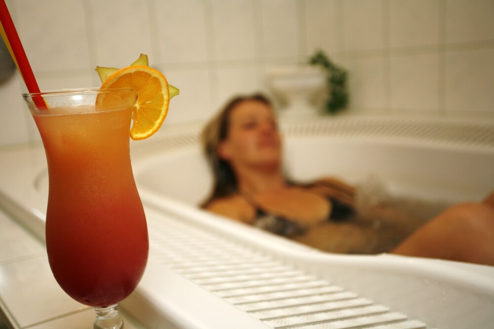 Deep Soaking Bathtub