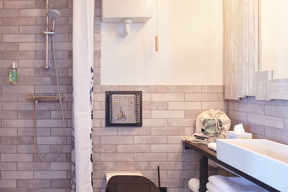 Bathroom amenities