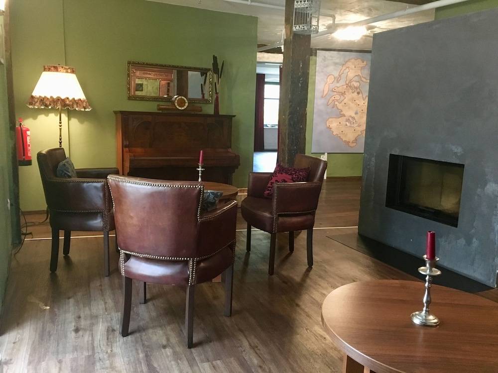 Lobby lounge