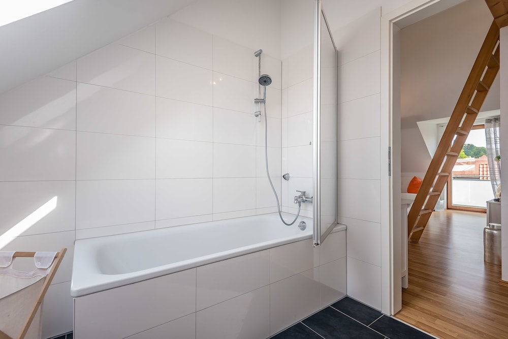 Deep soaking bathtub