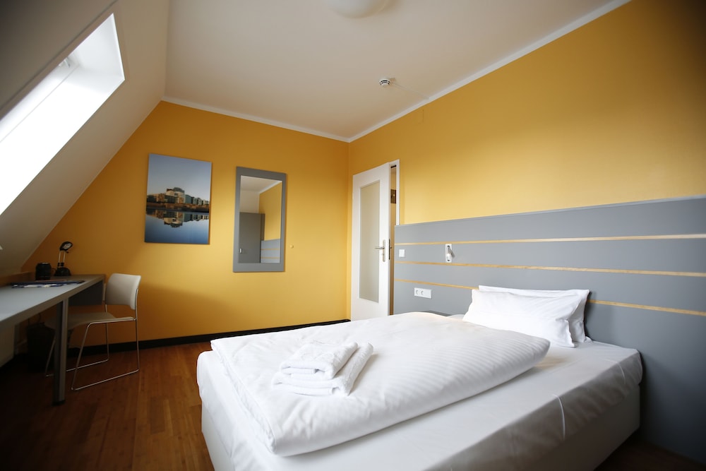 Dietrich Bonhoeffer Hotel
