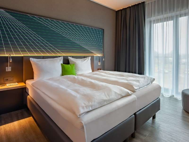 Modern, a bit casual and stylish - that's Rilano 24/7. The Rilano 24/7 Hotel Kevelaer offers individual rooms with a laptop safe, charging station, flat-screen TV, hairdryer and make-up mirror. The open bathrooms have a rain shower.