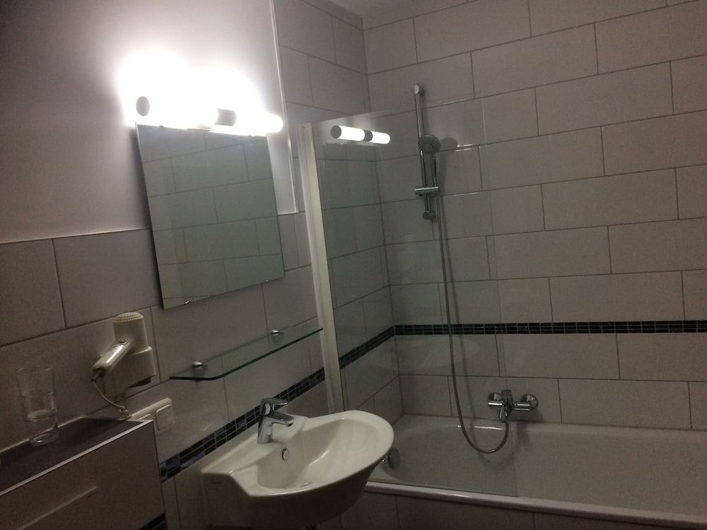 Deep soaking bathtub