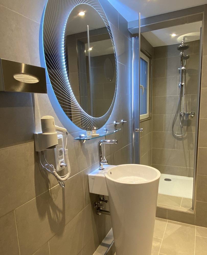 Bathroom sink