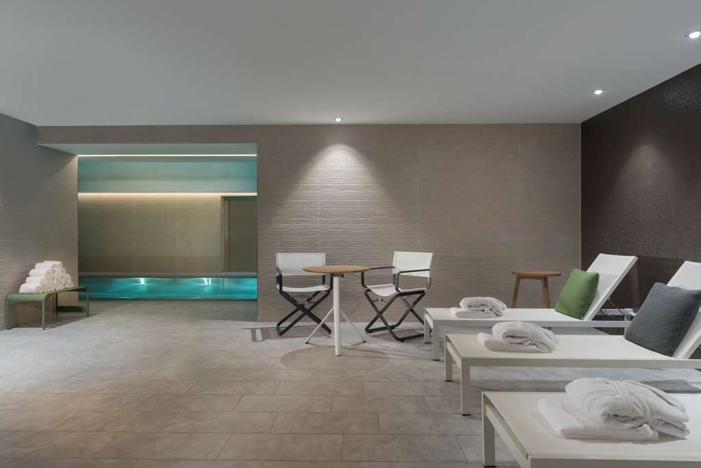 adina apartment hotel leipzig pool