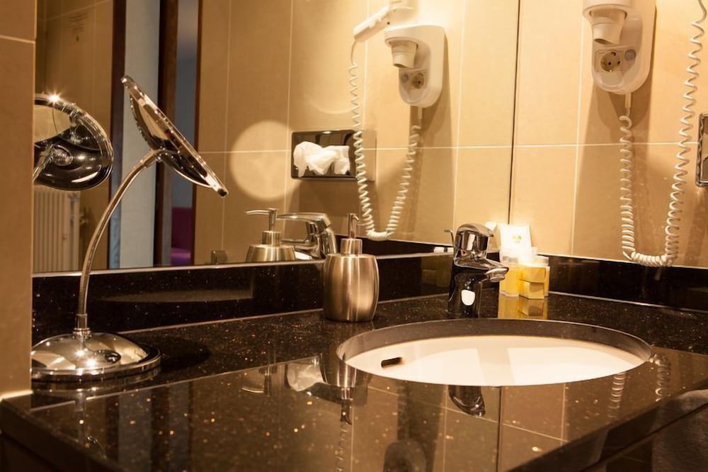 Bathroom sink