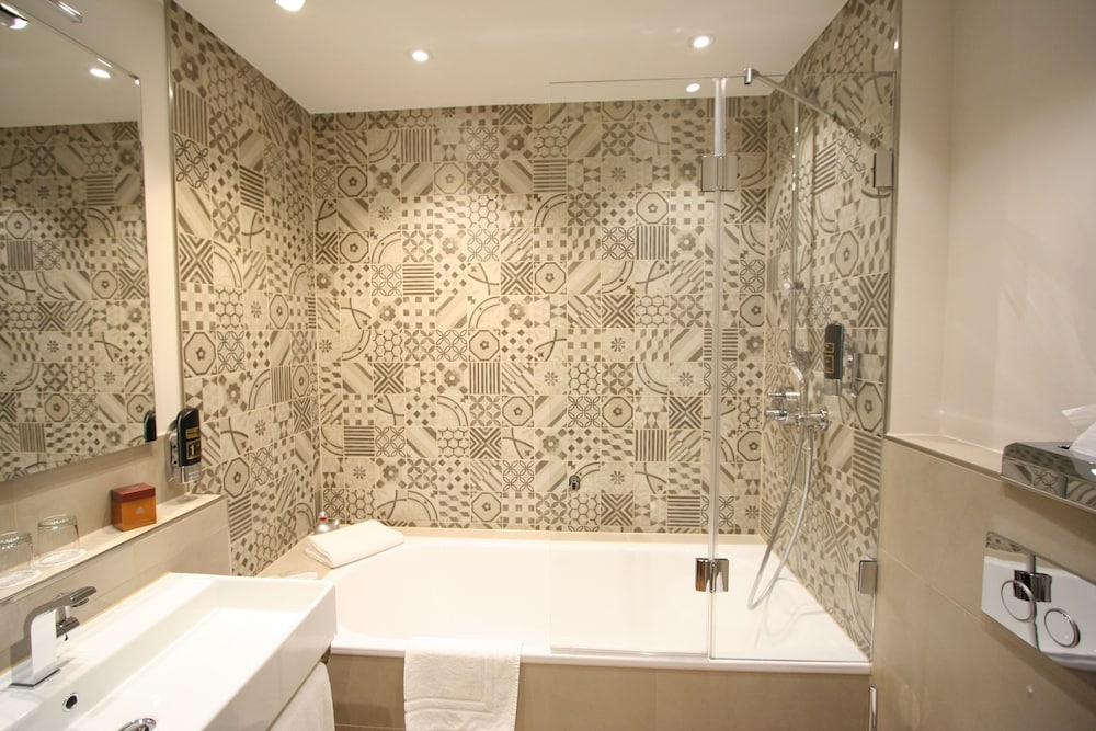 Deep soaking bathtub