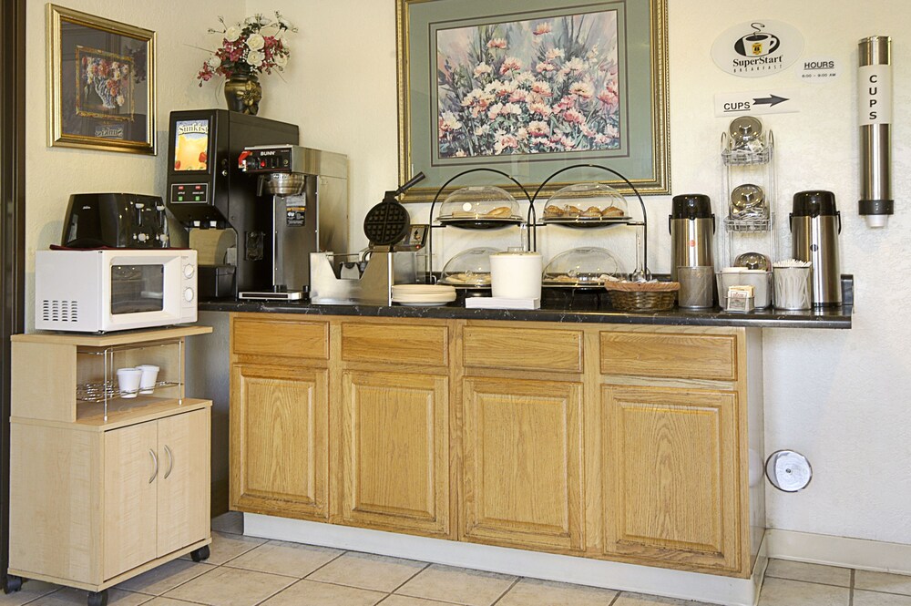 Super 8 by Wyndham Kalamazoo - photo 3