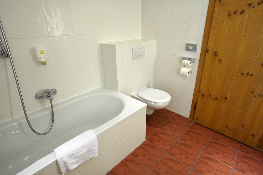 Deep soaking bathtub