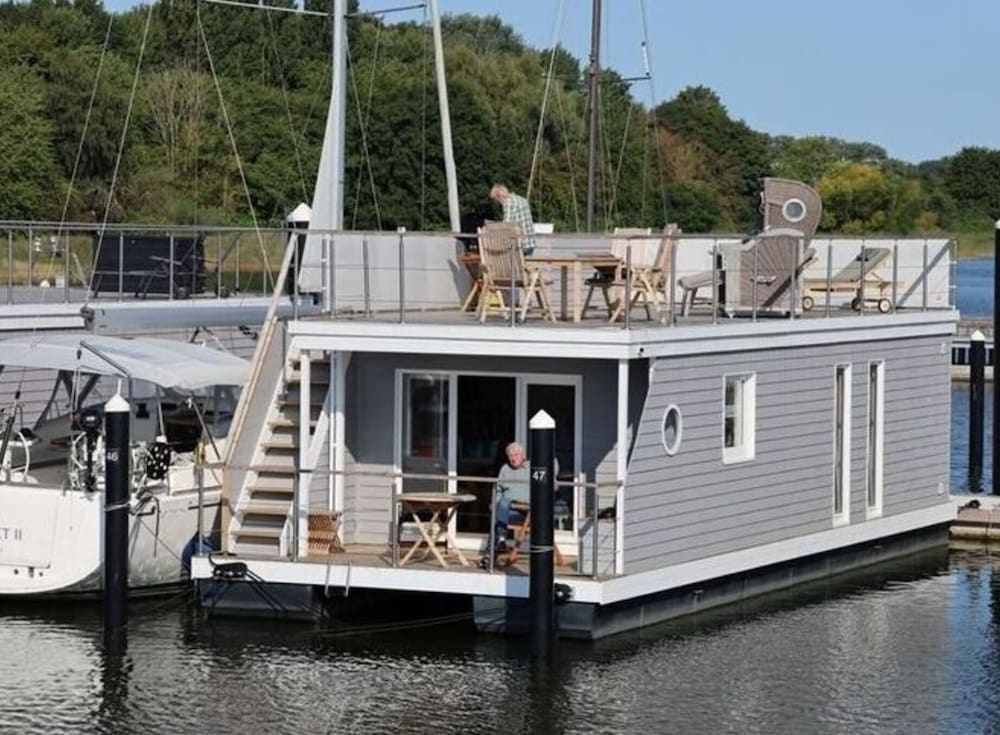 Houseboat Liliput Comfortable Holiday Residence