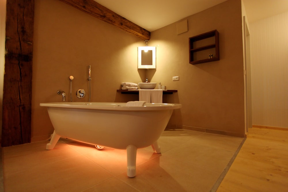 Deep soaking bathtub