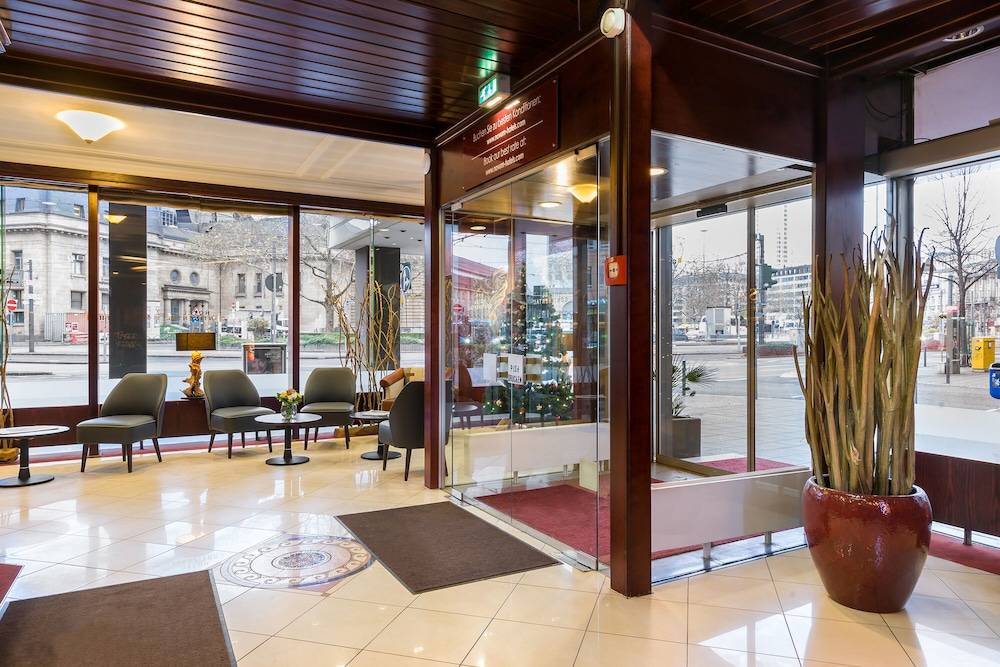 Lobby lounge