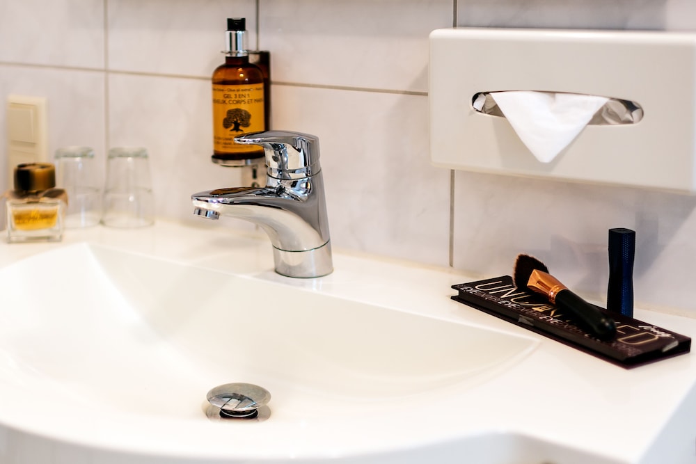 Bathroom sink