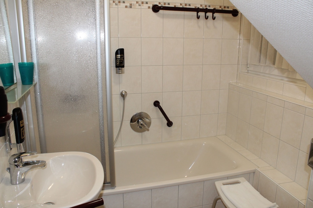 Deep soaking bathtub