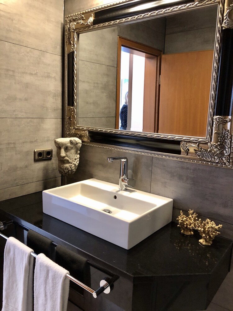 Bathroom sink