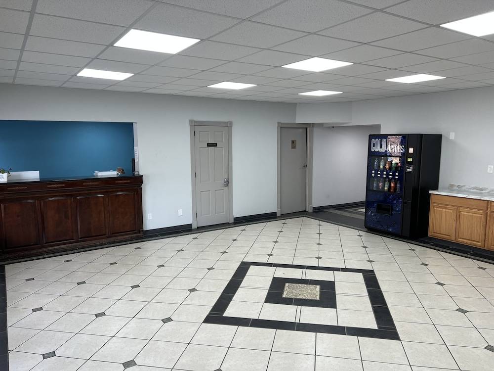 Econo Lodge Commerce - photo 5