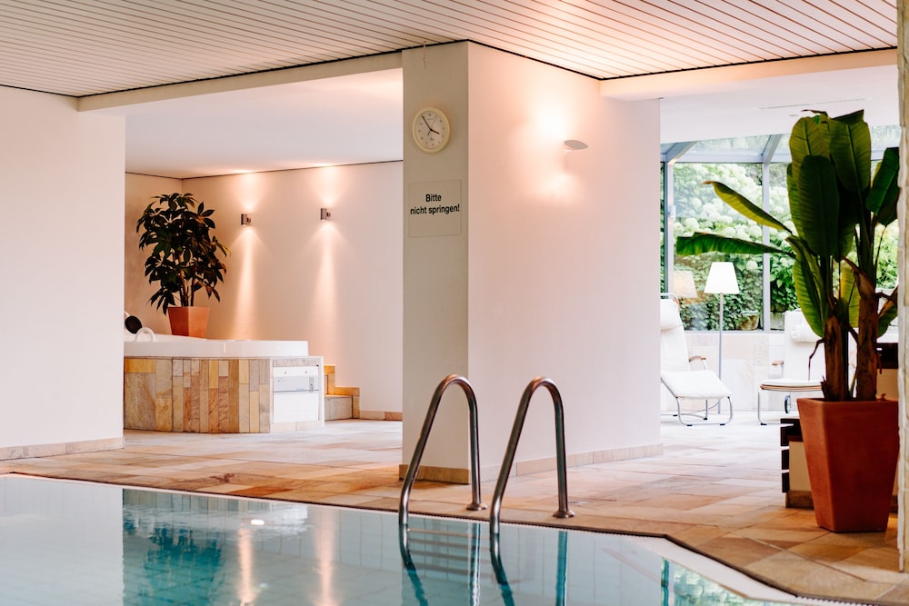 Exercise/lap pool