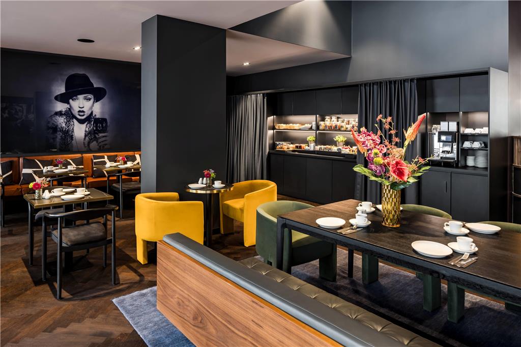 hotel amano dusseldorf breakfast area
