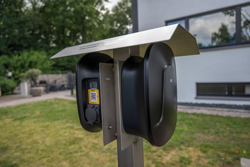 Electric vehicle charging station