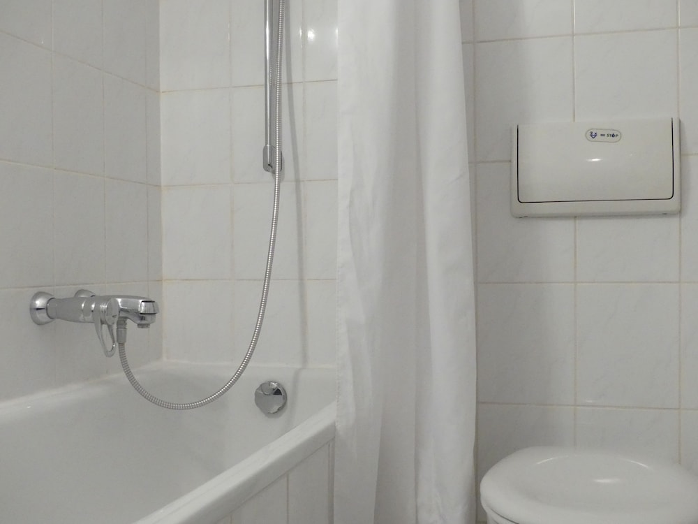Deep soaking bathtub