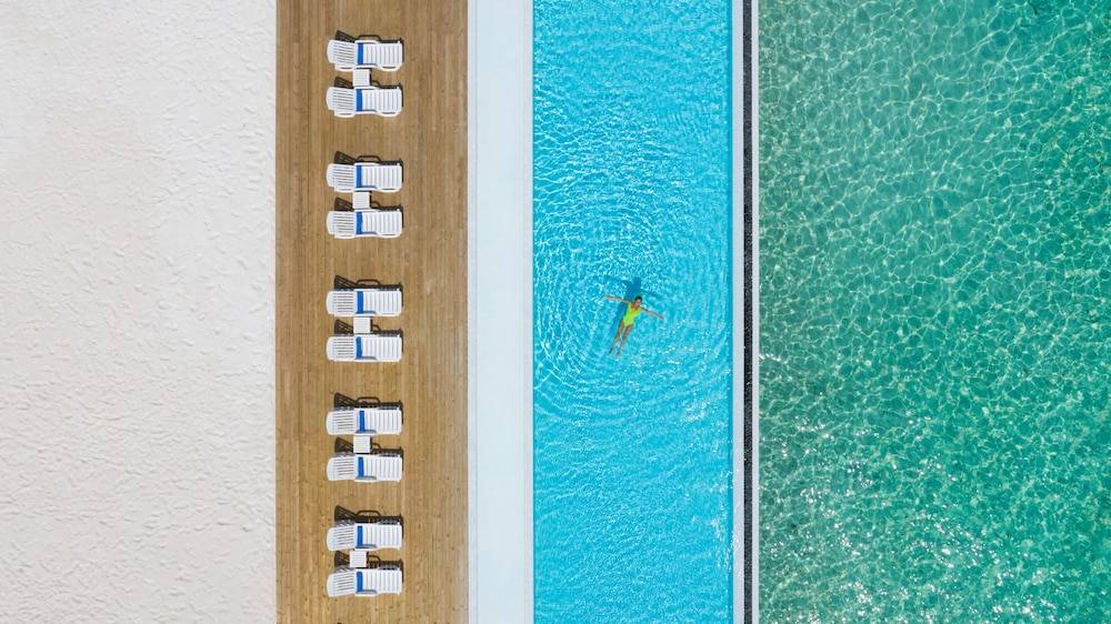 Infinity pool