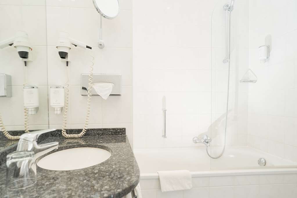 Single room main house - bathroom