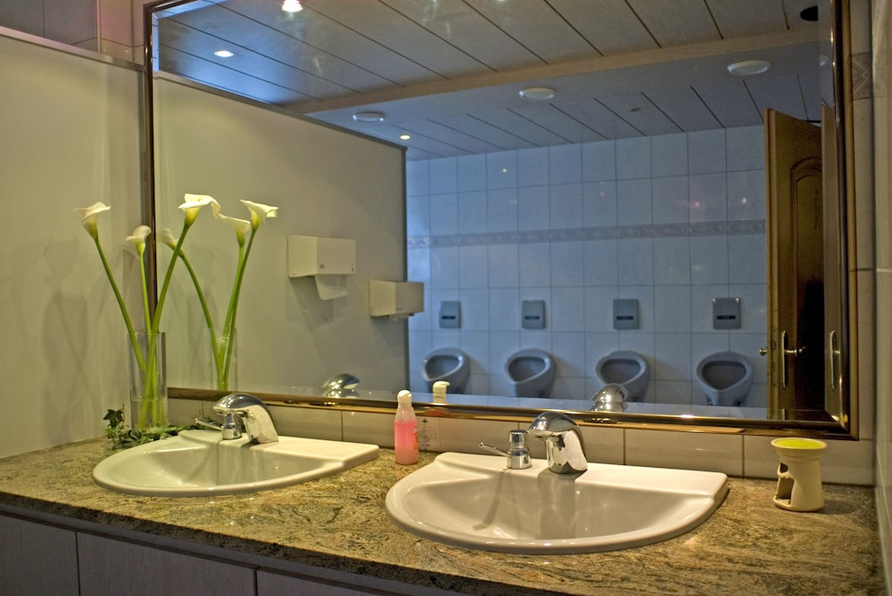 Bathroom sink
