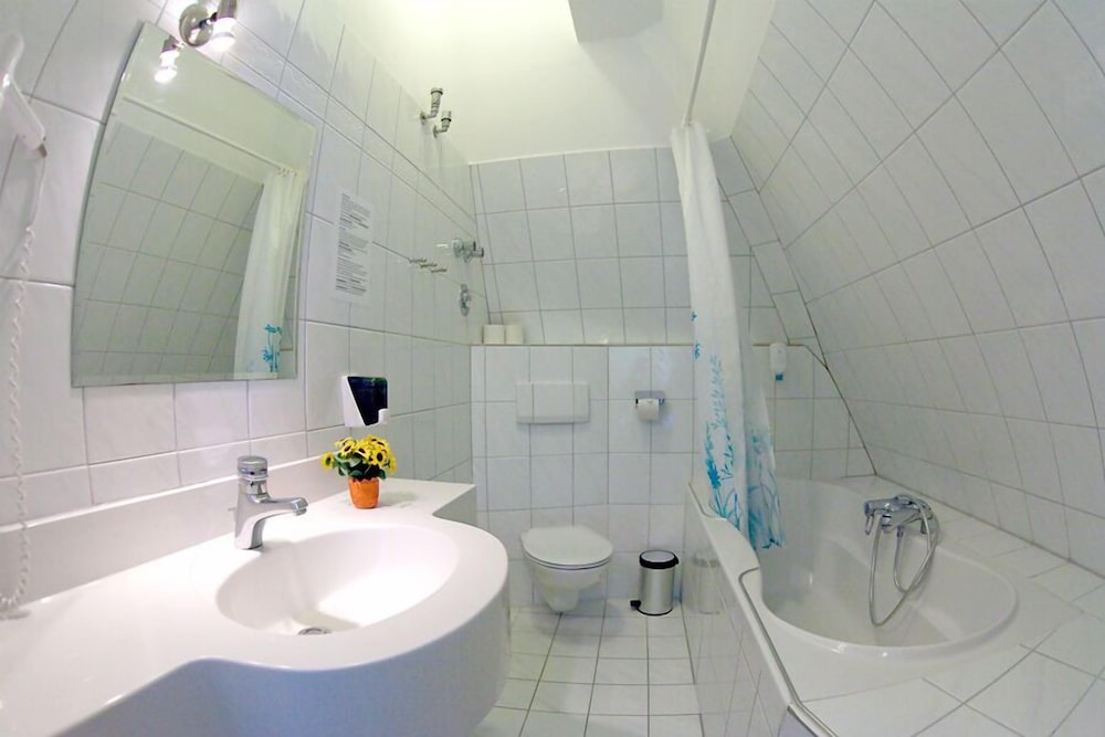 Deep soaking bathtub