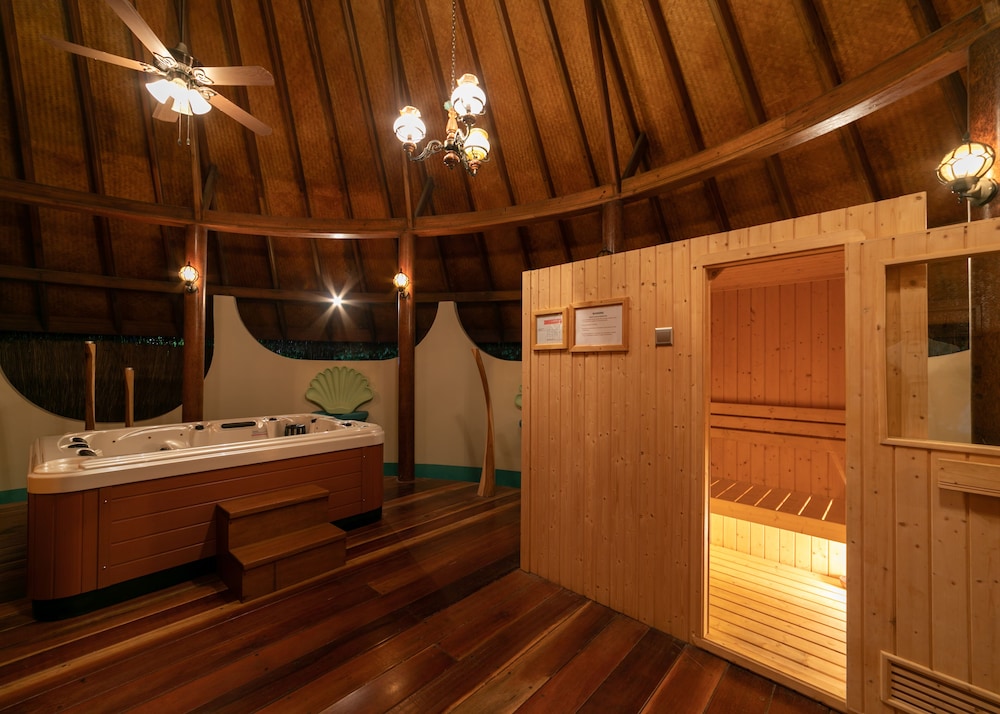 Indoor spa tub