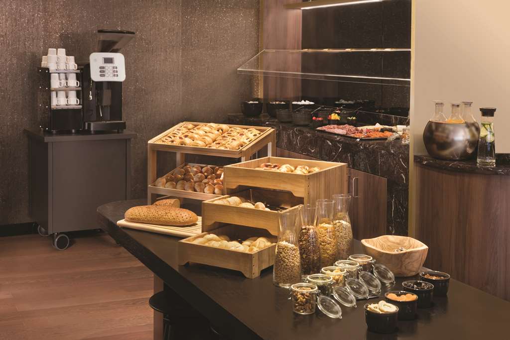 adina apartment hotel nuremburg breakfast area