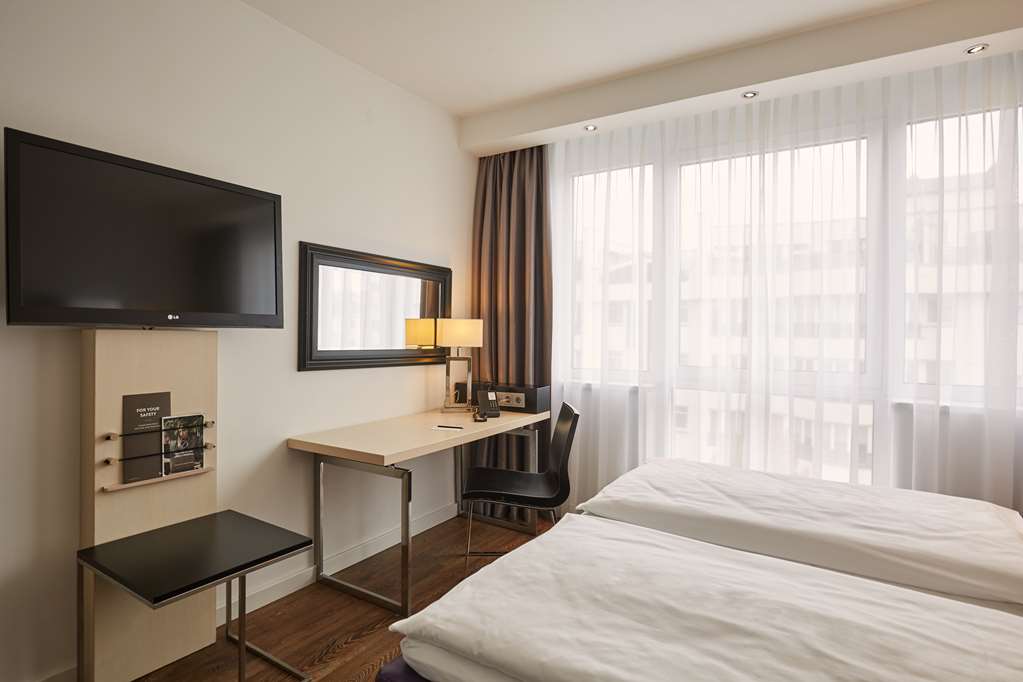 scandic berlin kurfuerstendamm room standard tr desk tv bed window