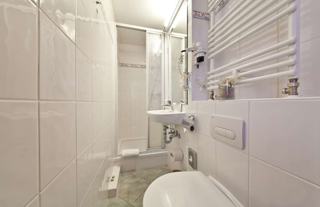 Single Room Bath_Novum Hotel Hagemann Hamburg