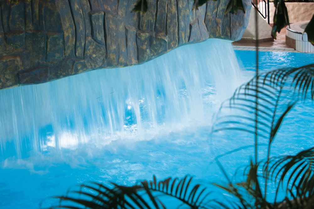 Pool waterfall