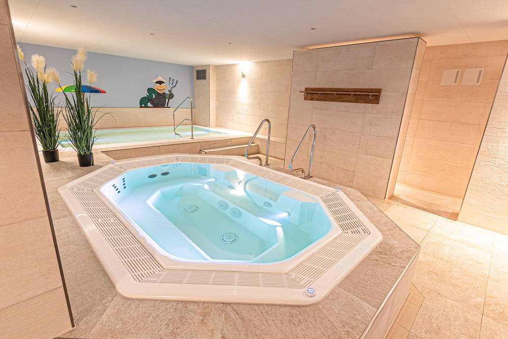 Indoor spa tub