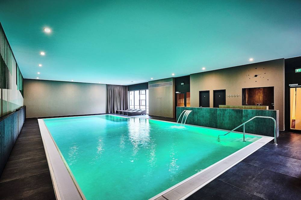 Exercise/lap pool