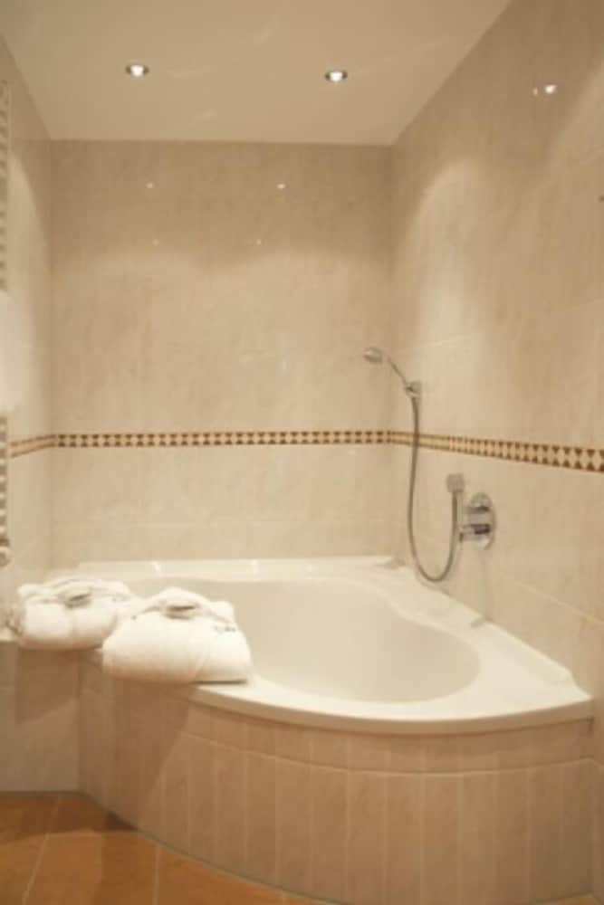 Deep soaking bathtub