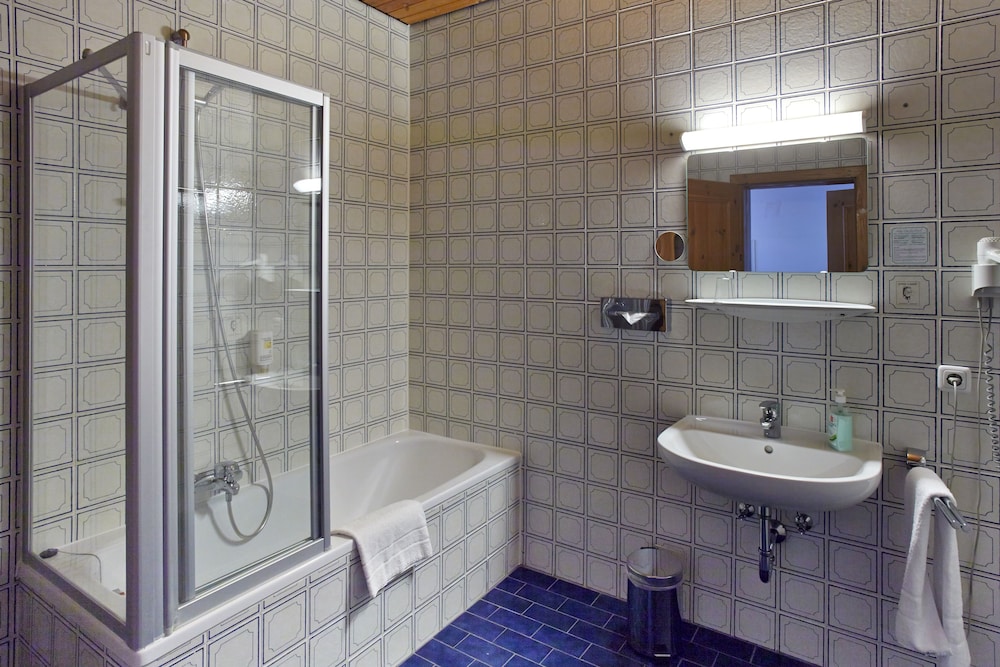 Deep soaking bathtub