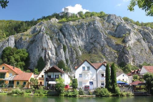 Cafe Altmühl Ferienwohnungen Gästehaus Krimhilde direkt am Wasser