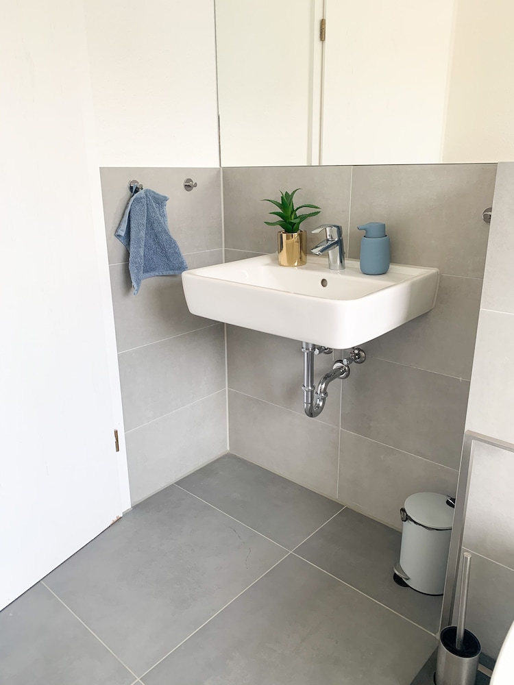 Bathroom sink